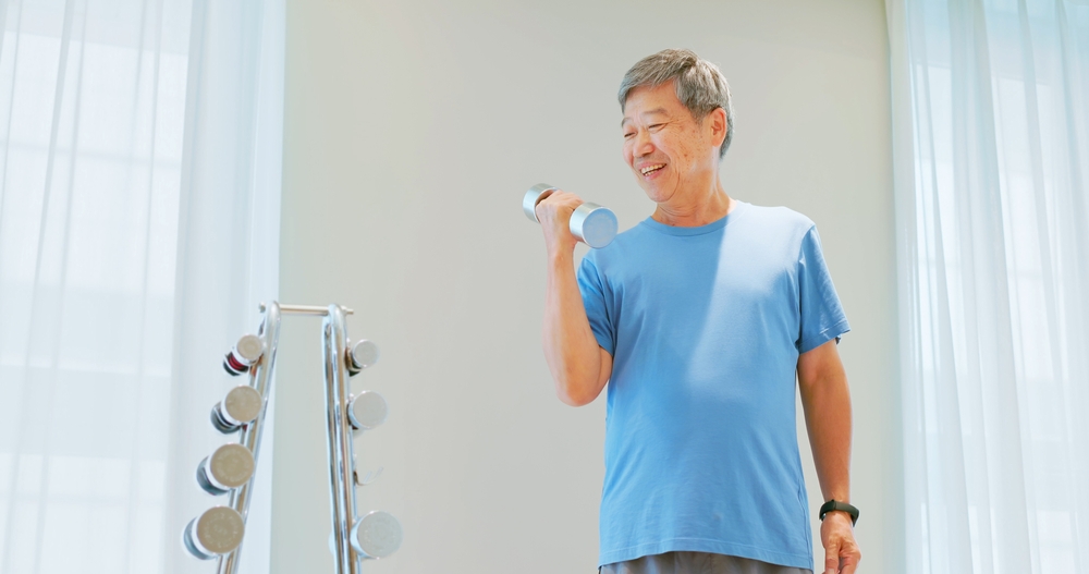 Asian,Elder,Man,Lifts,Dumbell,In,Gym