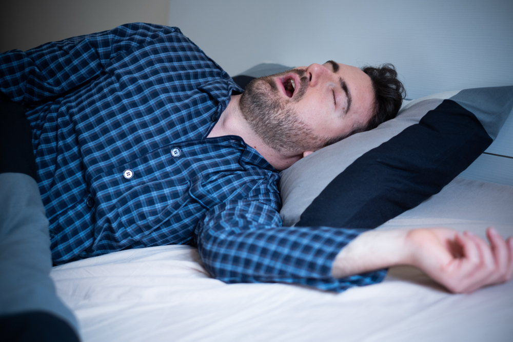 Man,Snoring,And,Suffering,Sahs,At,Night