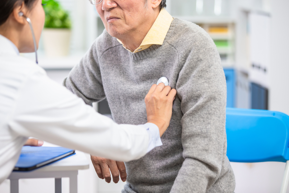 Female,Doctor,Use,Stethoscope,To,Examine,Eldely,Paient,Heartbeat