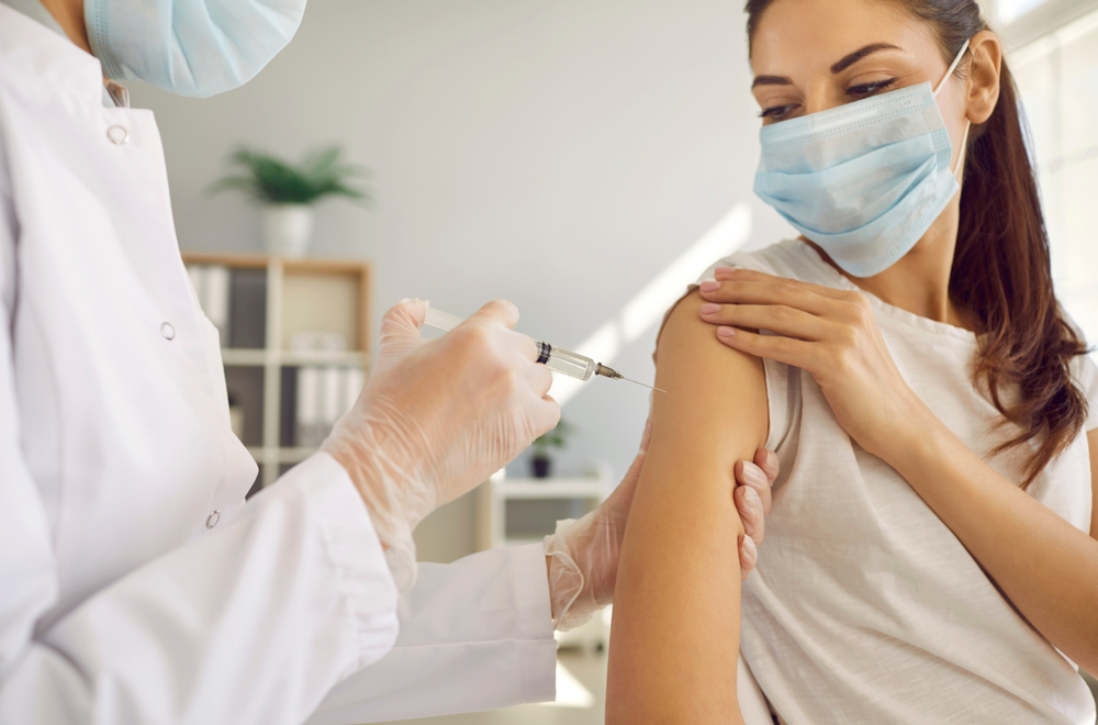 Professional,Nurse,In,White,Gloves,And,Facemask,Giving,Flu,Shot