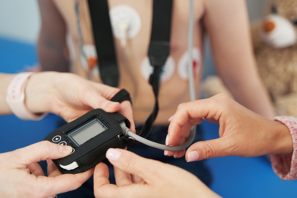 Doctor,Showing,Ecg,Holter,Monitor,To,Patient,In,Pediatric,Clinic
