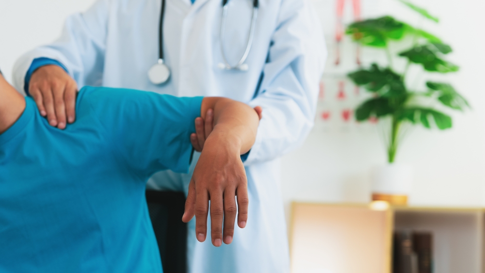 A,Physical,Therapist,Is,Treating,A,Man,With,Shoulder,Pain